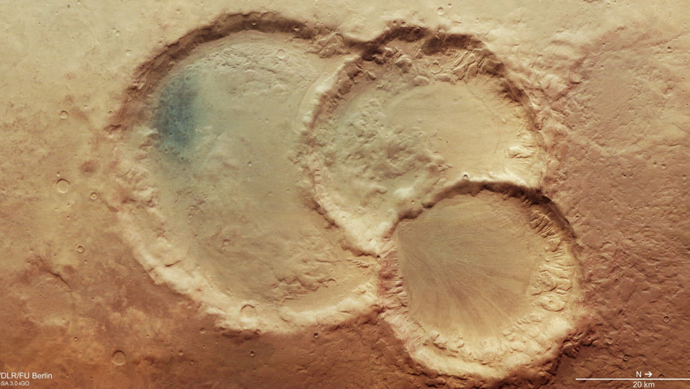 Ένα σπάνιο εντυπωσιακό τριπλό κρατήρα φωτογράφισε στον Άρη το Mars Express της ESA